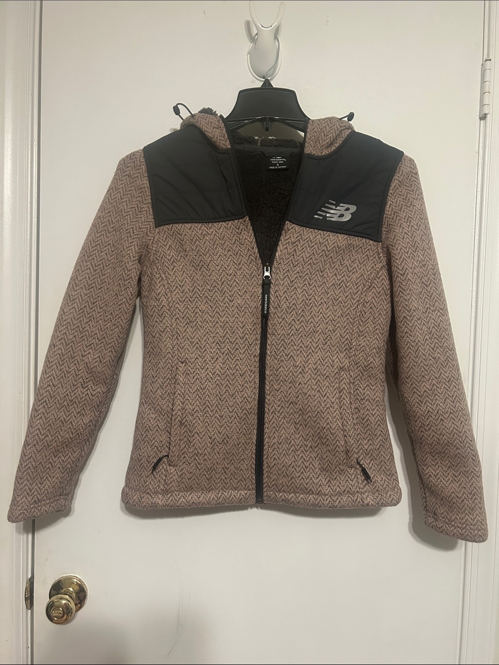 New Balance Women's Blush zigzag pattern Hooded Jacket with Black shoulder panel